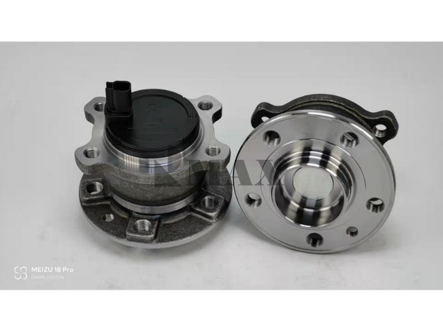 31329971 / RM930223 / The rear wheels of Volvo XC60 two-wheel drive version