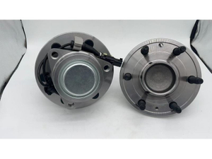 515159 / RM930967 / The front wheels of the two-wheel drive version of the 2014 Cadillac Escalade. 
