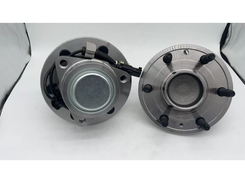 515159 / RM930967 / The front wheels of the two-wheel drive version of the 2014 Cadillac Escalade. 