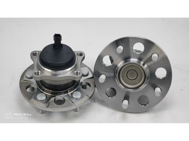 CPL930642 / RM930642 / The rear wheels of the 2019 Toyota Corolla