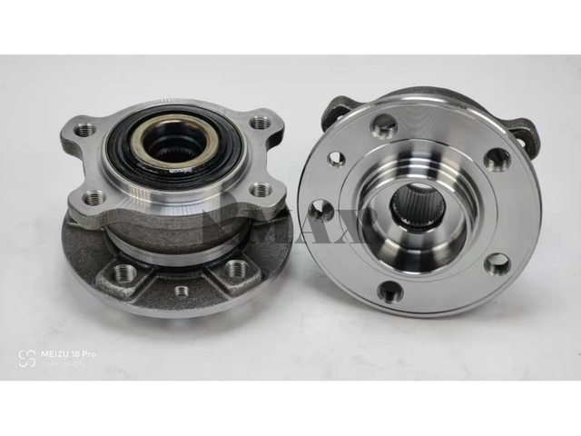 31360027 / RM930221 / The rear wheels of Volvo S80L four-wheel drive version