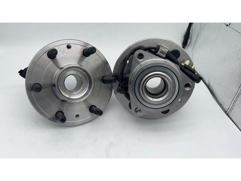515160 / RM930968 / The front wheels of the four-wheel drive version of the 2014 Cadillac Escalade.