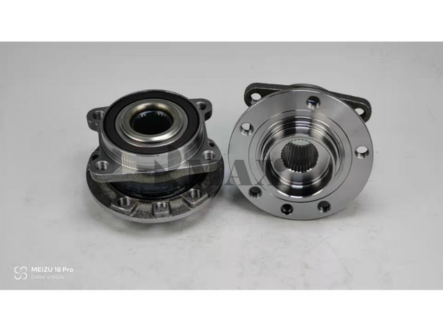 869AA64555 / RM930335 / The rear wheels of the four-wheel drive Jeep Cherokee