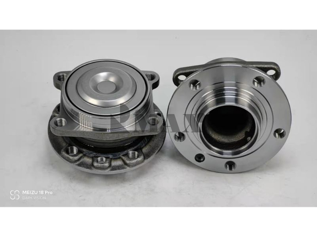 68155868AB / RM930334 / The rear wheels of the 2-wheel drive Jeep Cherokee.