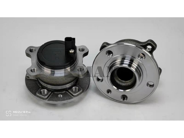 31277808 / RM930230 / The rear wheels of Volvo S80L two-wheel drive version