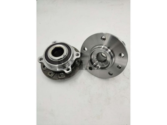 BAR-0271C / RM930202 / The front wheels of Maserati Quattroporte Ghibli two-wheel drive version