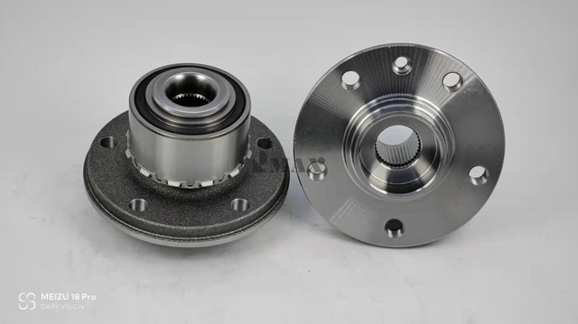 7L0498611/RM930164/The front and rear wheels of the Volkswagen Multivan