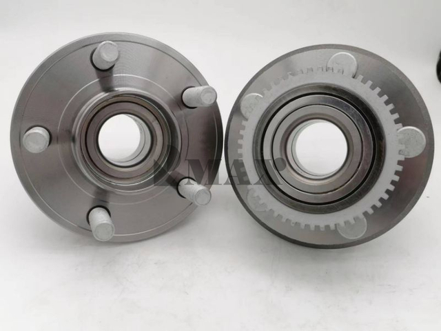 513346 / RM930298 / The front wheels of the Ford Mustang