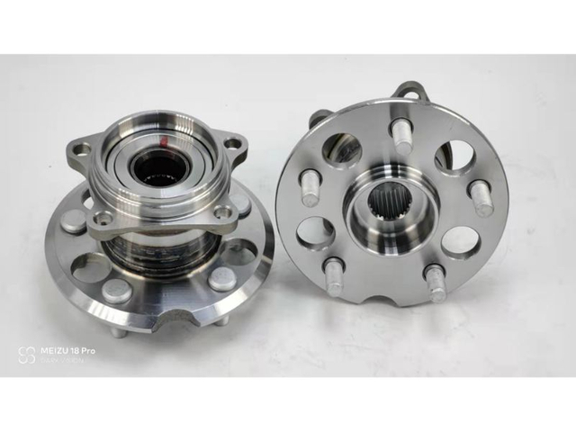 42410-42020 / RM930606 / The rear wheels of the four-wheel drive version of the old model Toyota RAV4