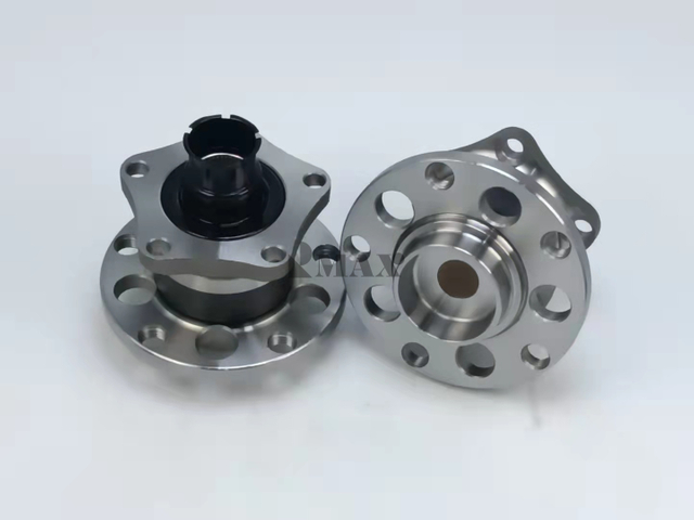 801344D / RM930177 / The rear wheels of Volkswagen Passat B5