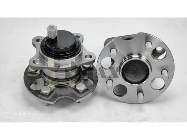 42460-0E020/42450-0E030 / RM930369 / The rear wheels of the 2.7 two-wheel drive Highlander.