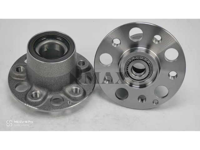2123300025 / RM930327 / The front wheels of the Mercedes-Benz E-Class W212