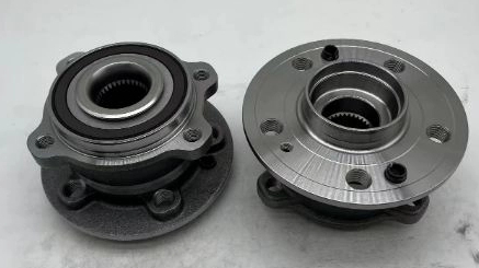 1673340300 / RM931033 / The front wheels of the four-wheel drive version of Mercedes-Benz W167