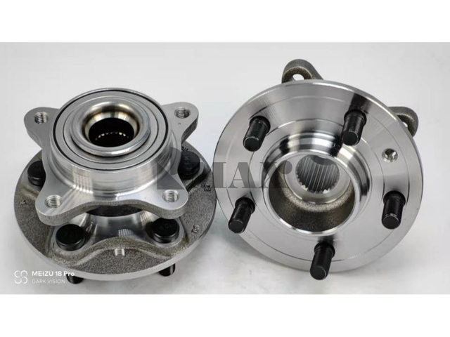 515067 / RM930241 / The front wheels of Land Rover Discovery 3 