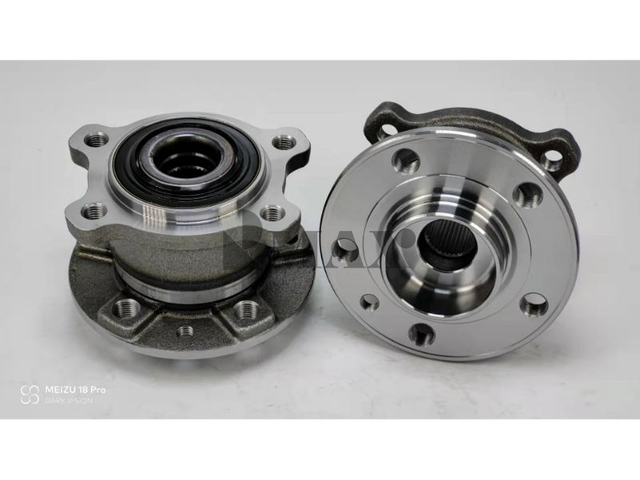 31360026 / RM930222 / The rear wheels of Volvo XC60 four-wheel drive version