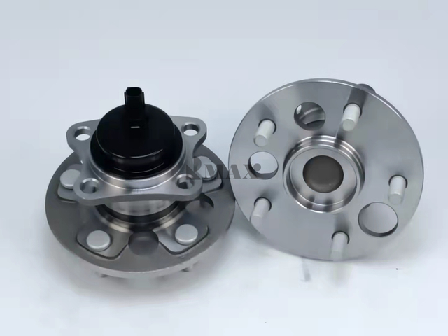 3DACF027F13S/RM930133/The rear wheels of Toyota Corolla