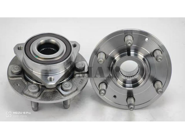 13510437 / RM930361 / The front and rear wheels of the four-wheel drive Cadillac XT5