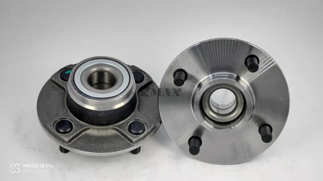 512016 / RM930179 / The rear wheels of Nissan Bluebird 2.0