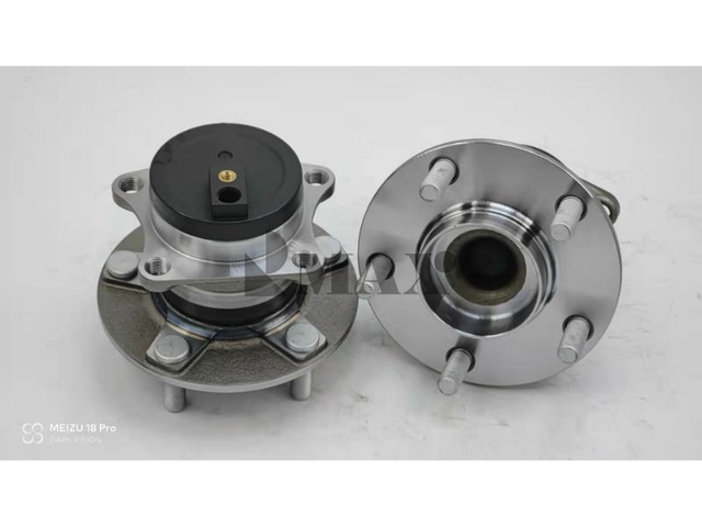 GS1D-26-15XA / RM930329 / The rear wheels of the Mazda RX-8: