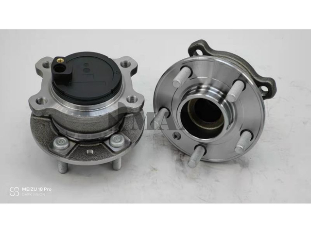 31487352 / RM930289 / The rear wheels of the two-wheel drive Volvo V40