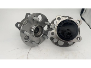 42450-08030 / RM931007 / The rear wheels of the two-wheel drive version of the 2011-2016 Toyota Sienna. 