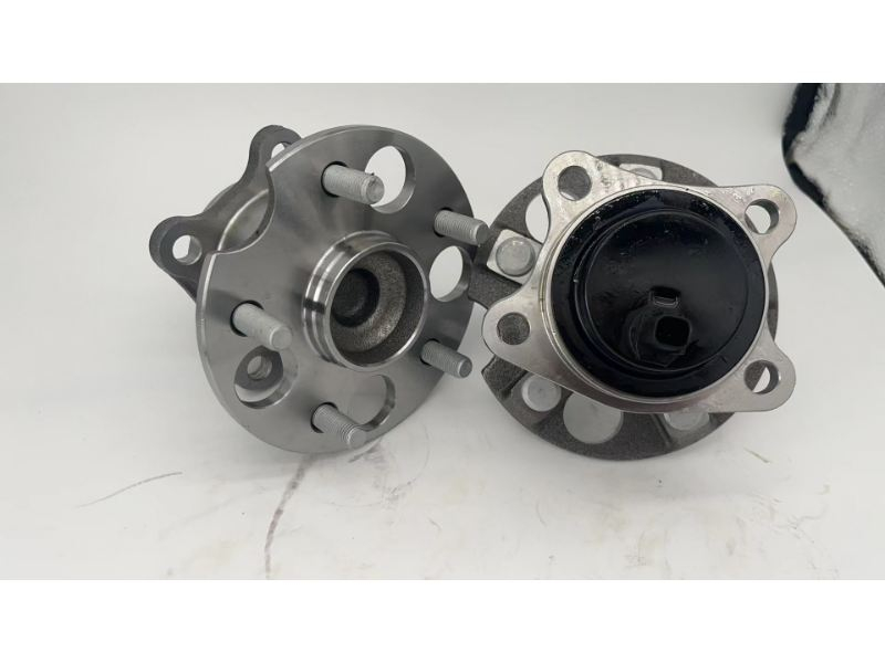 42450-08030 / RM931007 / The rear wheels of the two-wheel drive version of the 2011-2016 Toyota Sienna. 