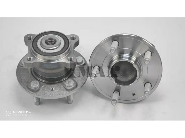 13500592 / RM930368 / The rear wheels of the two-wheel drive Buick Encore and Chevrolet Trax