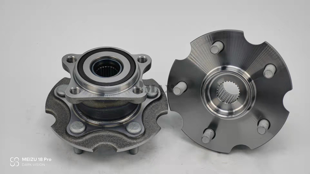 42410-42040 / RM930175 / The rear wheels of the four-wheel drive Toyota RAV4