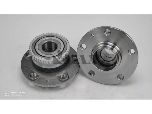 10094080 / RM930325 / The rear wheels of the MG GS 2WD