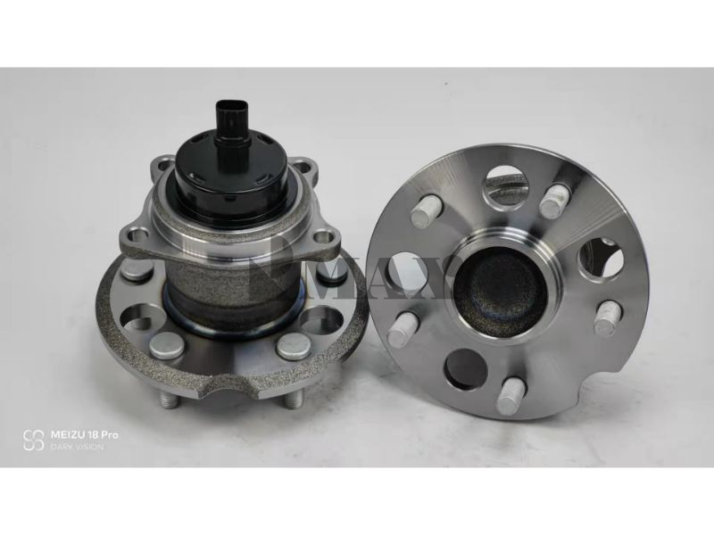 42450-28012 / RM930402 / The rear wheels of Toyota Previa (also known as Toyota Estima).