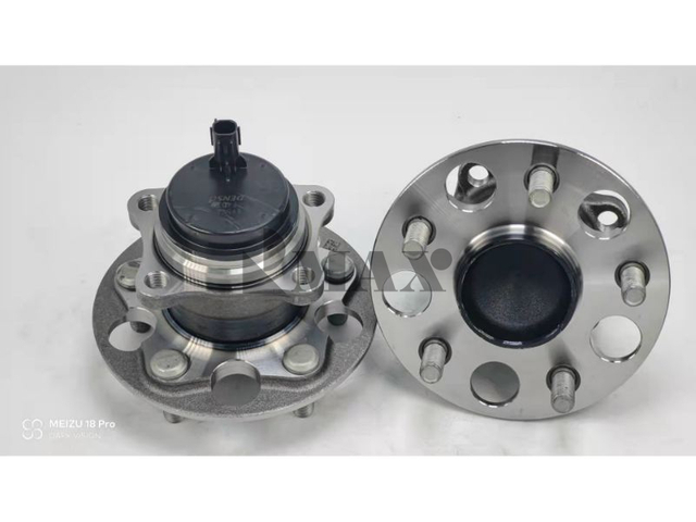 89544-06090 / RM930312 / The rear wheels of the 2018 Camry